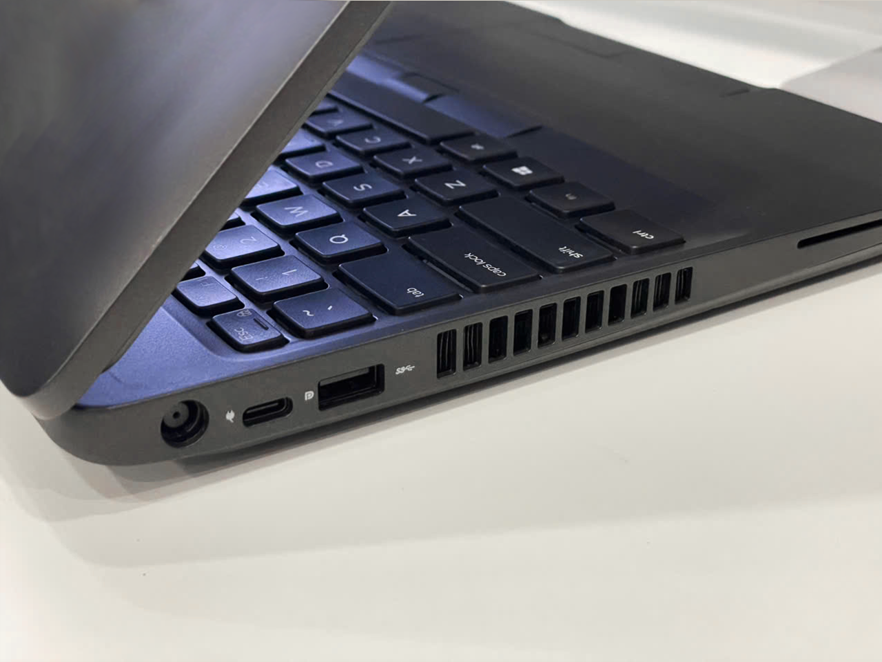 Laptop chuyên đồ họa Gaming DELL Latitude 5501 - 15.6" FHD / i7-9850H / 16G / 256GB / MX 150 2G