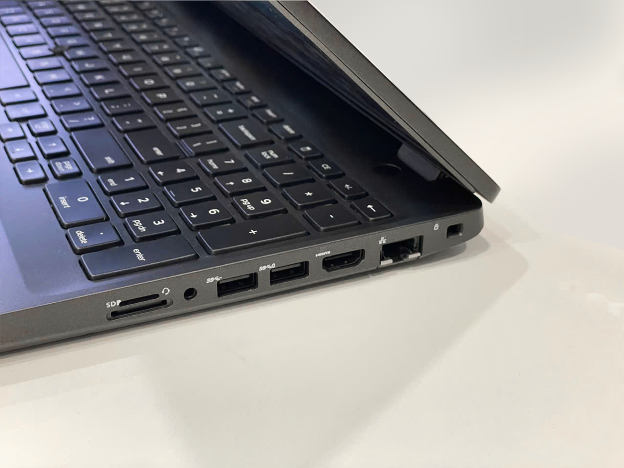 Laptop chuyên đồ họa Gaming DELL Latitude 5501 - 15.6" FHD / i7-9850H / 16G / 256GB / MX 150 2G