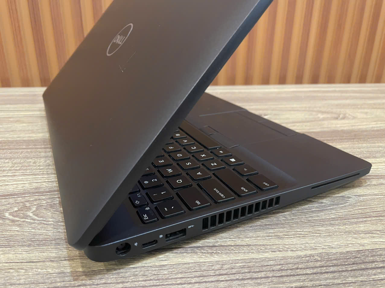 Laptop DELL Latitude 5501 _ 15.6" FHD IPS / i7-9850H / 16G / 250G (Tạm hết hàng)