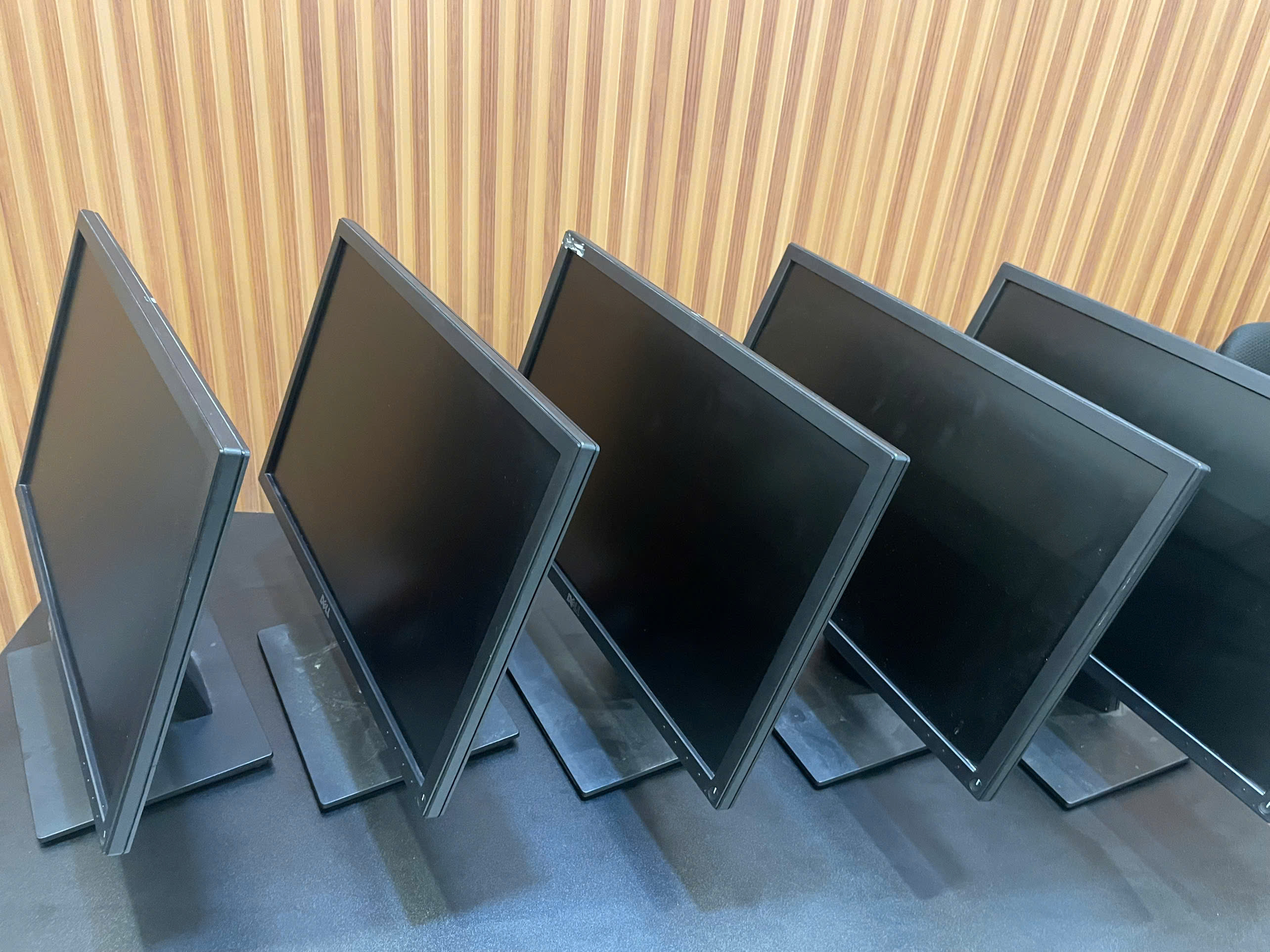 Màn hình DELL - 22 Inch - FHD / 60Hz / 5ms / VESA (số lượng lớn)